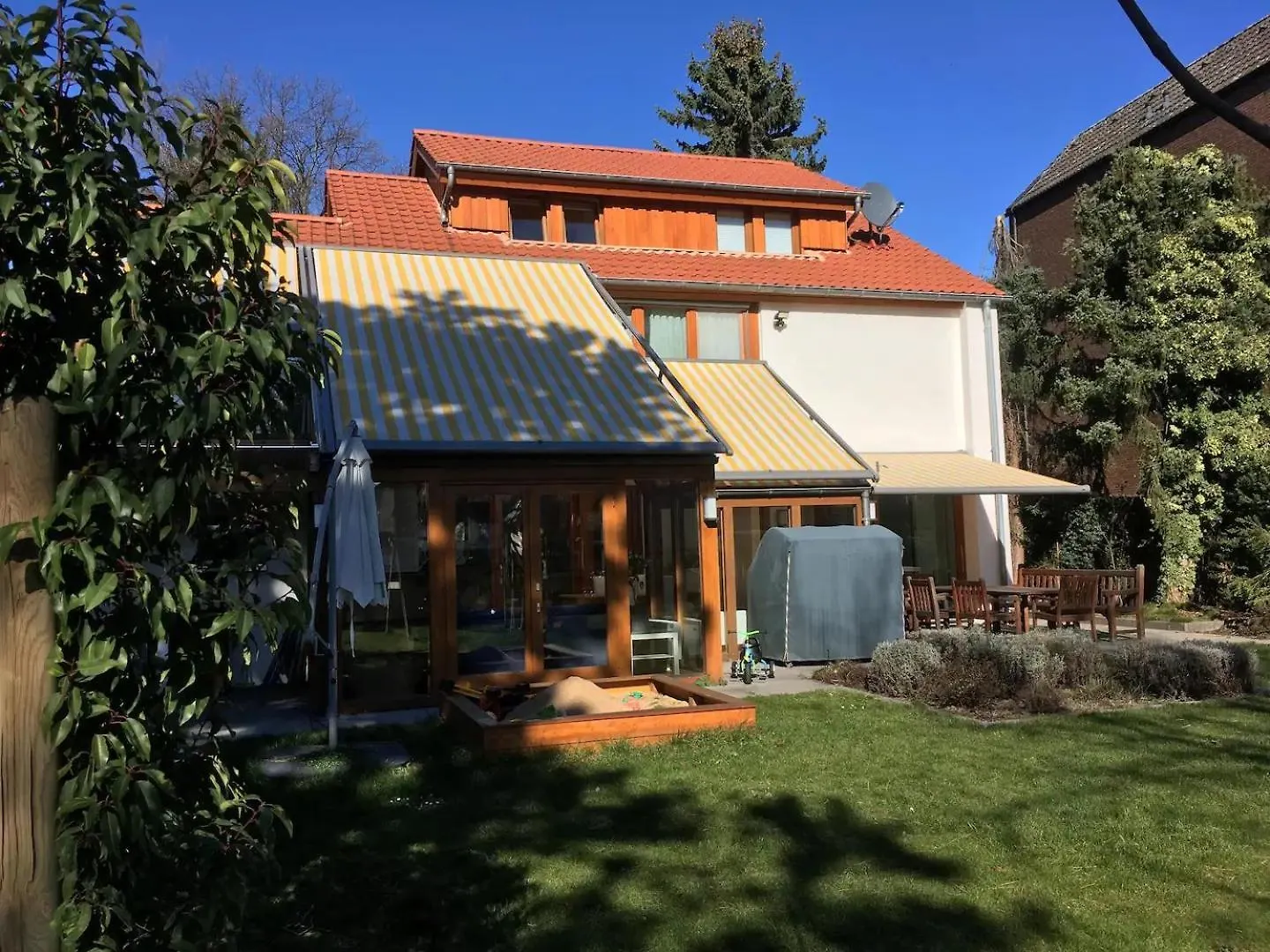 Family Mansion In Cologne Villa